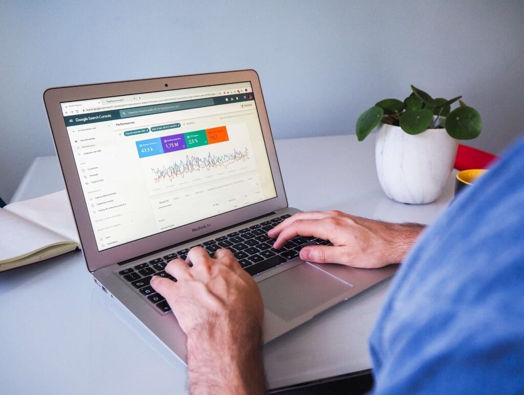 laptop met Google Search Console op het scherm.